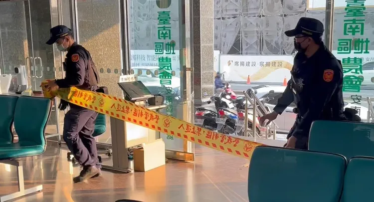 警方拉起封鎖線，展開圍捕。警方提供