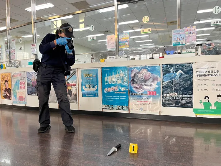 鑑識人員立即採證。警方提供