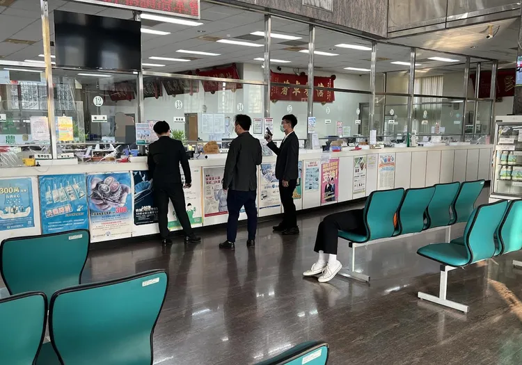 西裝搶匪持刀槍喝令搶劫。警方提供