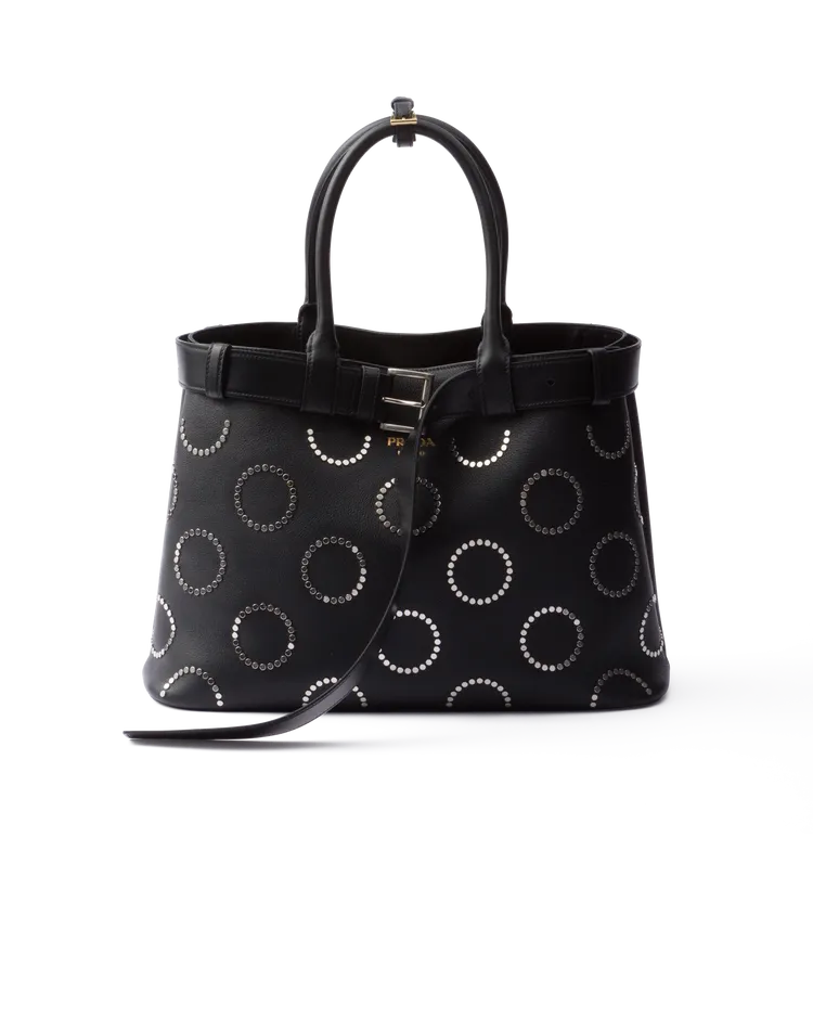 Buckle皮革肩背包飾以鑲嵌細節，未定價。品牌提供