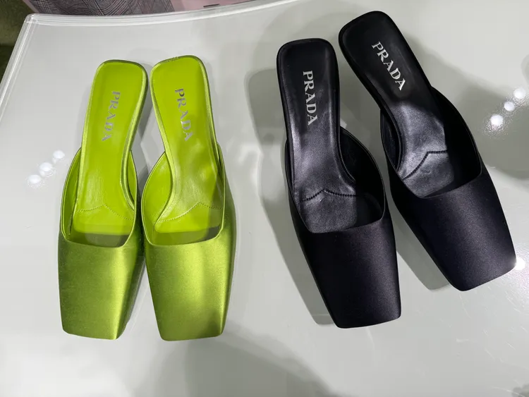 女性鞋款運用絲綢材質營造光澤感，各3萬8000元。張家玲攝