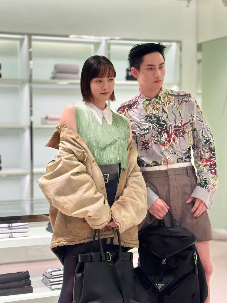 范少勳（右）與袁澧林展演PRADA 2024春夏新裝。張家玲攝