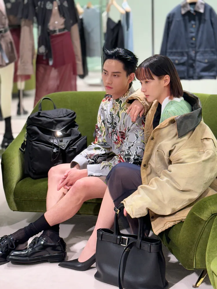 范少勳（左）與袁澧林展演PRADA 2024春夏新裝。張家玲攝