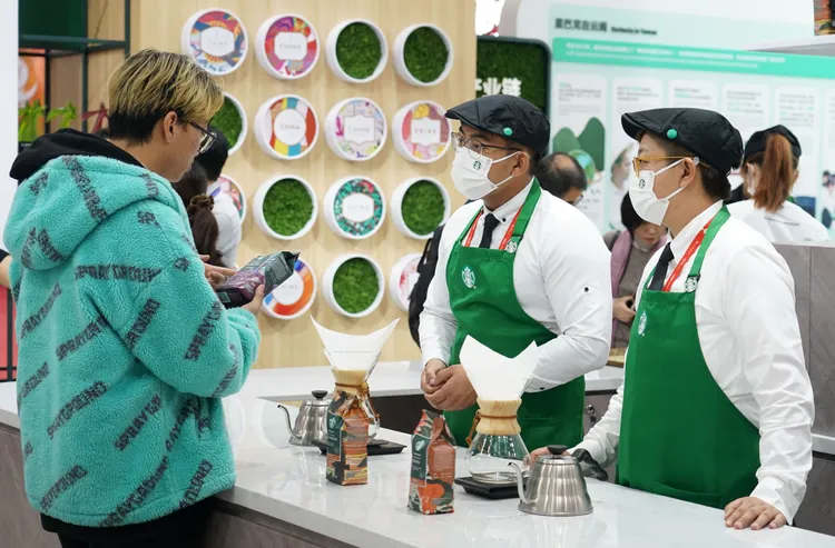 「國際供應鏈促進博覽會」去年11月在北京舉行，圖為中國星巴克展位。新華社