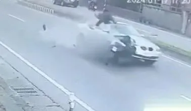 女騎士當場人車噴飛。大園警分局提供