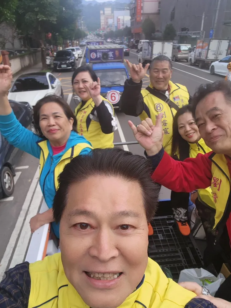 劉尚謙選前賣力掃街拉票。翻攝劉尚謙臉書