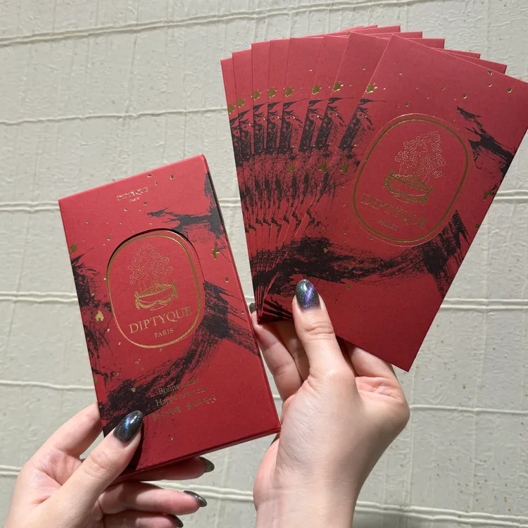 即日起至2月20日於品牌店櫃購物，不限金額就可獲得春節限量紅包袋。張家玲攝