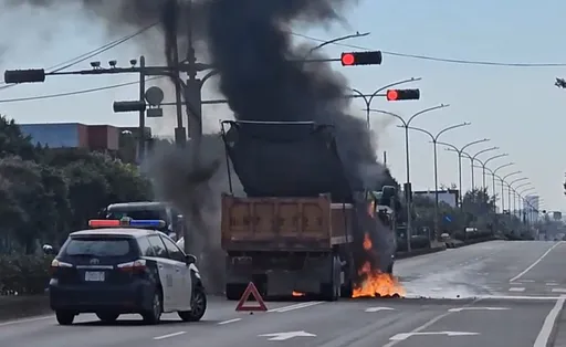疑未注意路況！砂石車紅燈前追撞砂石車　車頭起火燃燒！2駕駛急逃生