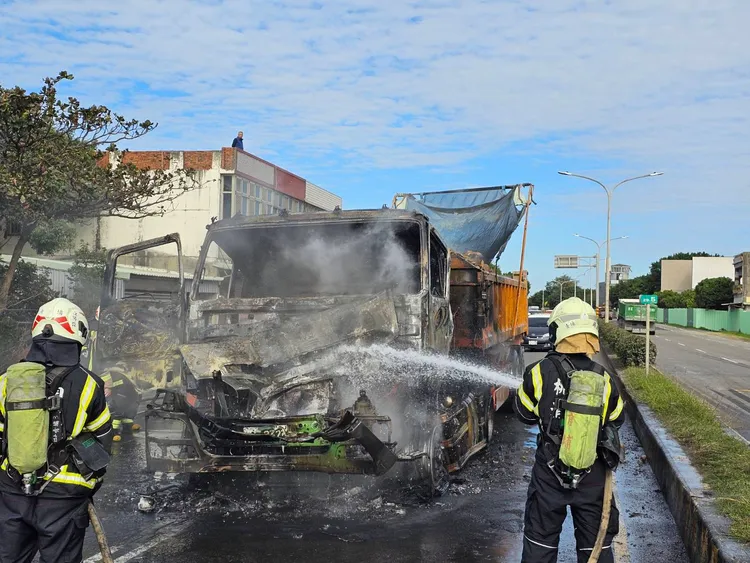警消滅火。大園警分局提供