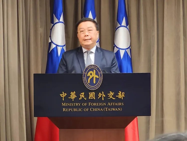 國際合作發展基金會秘書長李朝成說明技術團駐諾魯的人數。施智齡攝