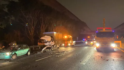 國1南下平鎮路段連2起追撞事故！　7車受損、9人送醫