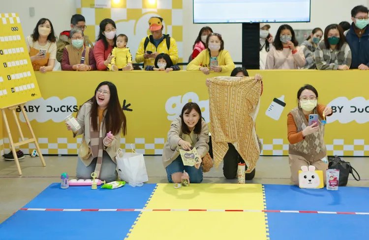 家長拿出五花八門的致勝道具。青年局提供