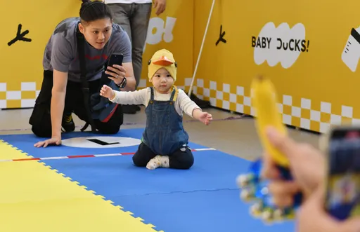 冬日遊樂園第二天!爬爬鴨寶比賽 家長拿出玩具奶瓶香蕉助奪冠