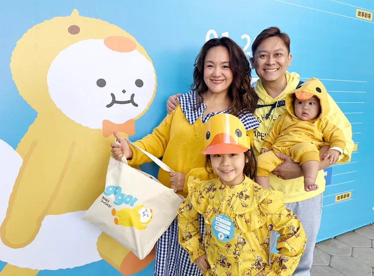 今天報到的第一組家長全家以黃色系盛裝打扮，超級吸睛。青年局提供