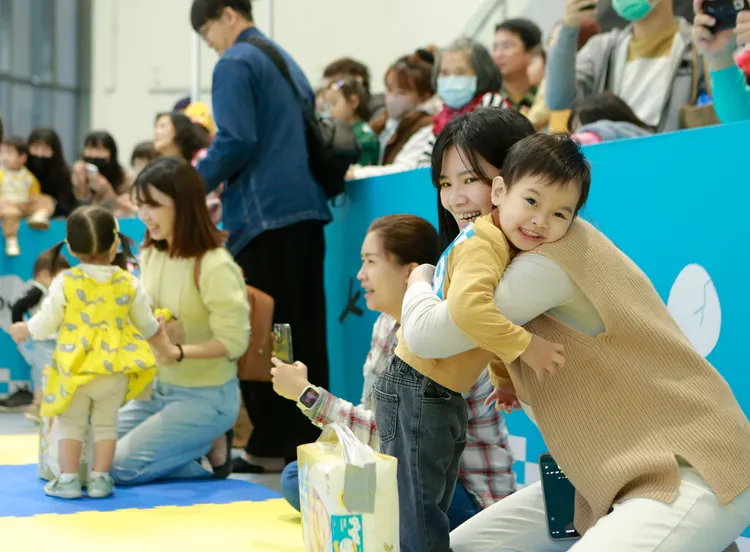 寶寶向媽媽飛奔而去，給媽媽一個大大的擁抱。青年局提供