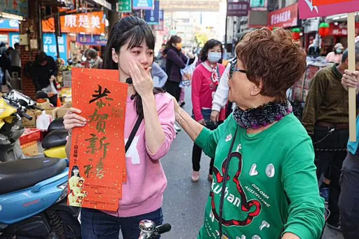 高嘉瑜淚灑港湖! 親贈絕版物簽名才准走「失去才懂珍惜」