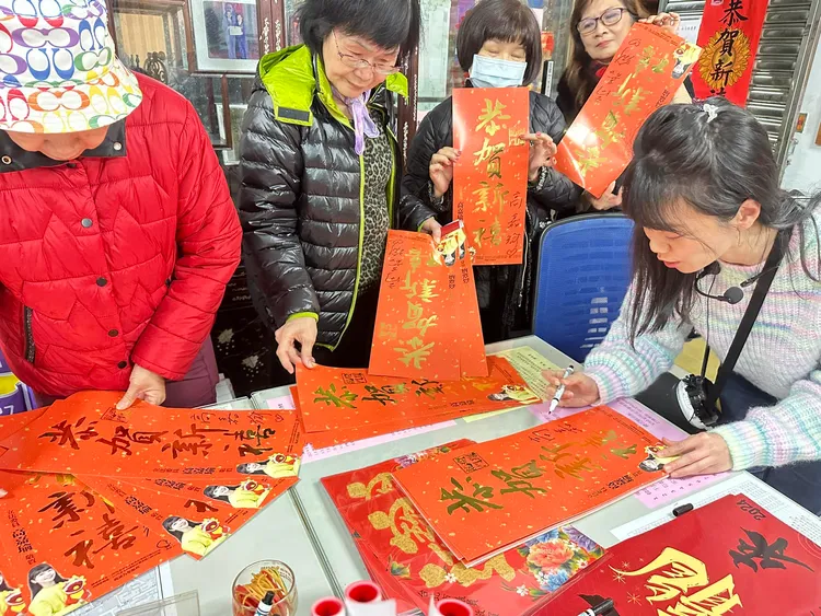 高嘉瑜到里長辦公室致贈絕版春聯，被要求簽名完才能走。翻攝自高嘉瑜臉書