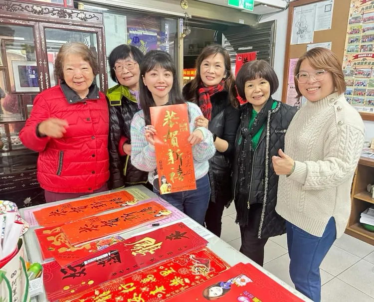 高嘉瑜受支持者擁戴。翻攝自高嘉瑜臉書