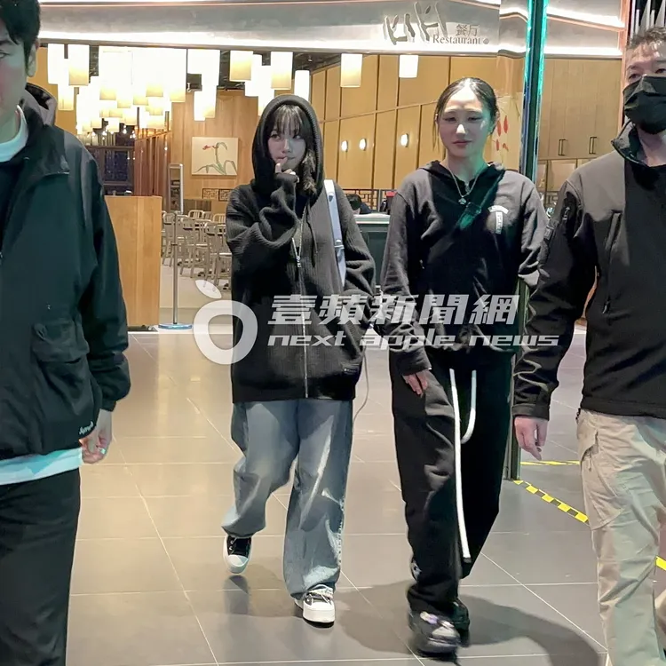 aespa隊長Karina（左）在台唱完尾牙後，腳踩代言的CONVERSE鞋趕去吃好料。特勤中心攝