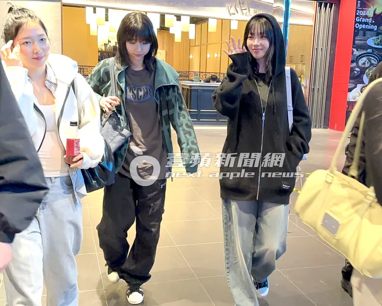 aespa隊長Karina（右）在台唱完尾牙後，腳踩代言的CONVERSE鞋趕去吃好料。特勤中心攝