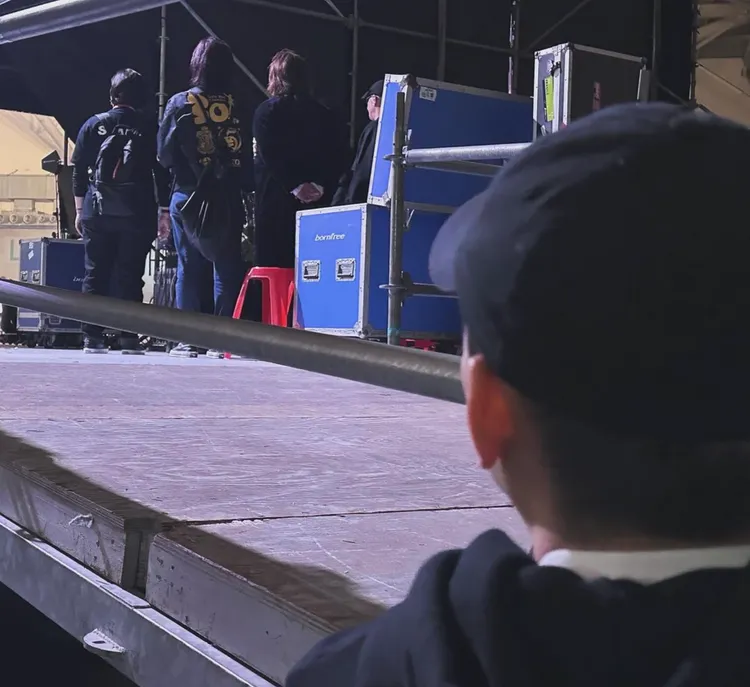 春風昨在後台望著伍佰演出。翻攝春風IG