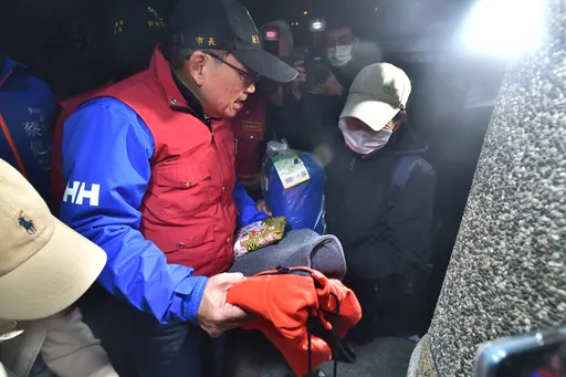 寒流來襲!侯友宜夜訪街友送物資 提醒獨居長輩注意保暖