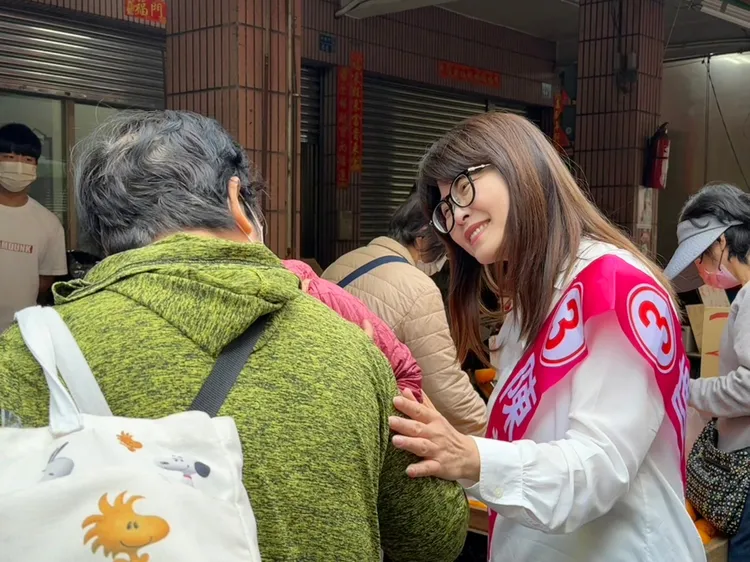 陳美雅整天拜票馬不停蹄。陳美雅服務處提供