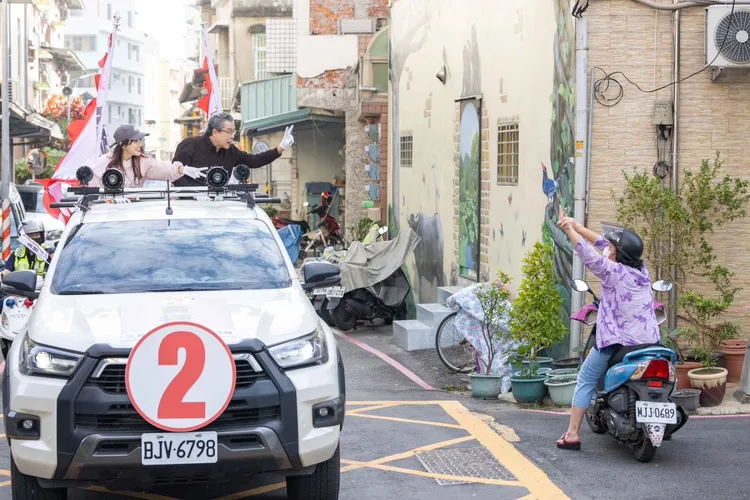 金鐘歌王楊烈陪同車掃，吸票強強滾。黃捷競總提供