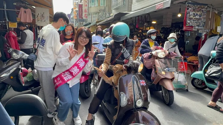 陳美雅「雅」起來一大早連掃三個市場，受到婆媽熱情歡迎。陳美雅服務處提供