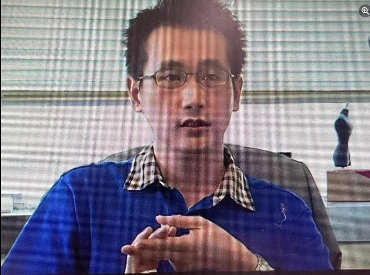 鄭運鵬在粉絲頁上分享自己2001-2002擔任民進黨文宣部主任的時候帥照。翻攝《鄭運鵬》粉絲頁