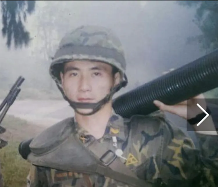 鄭運鵬分享96年飛彈危機時在金門服役扛炮照片。翻攝《鄭運鵬》粉絲頁