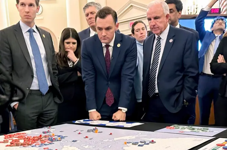 蓋拉格（左二）曾主持模擬中國入侵台灣的兵棋推演。美聯社資料照片