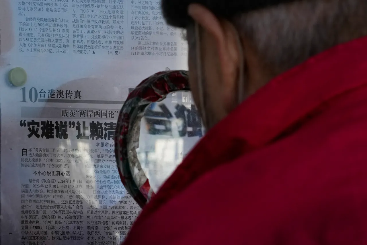 根據中國民政部,截至2022年底,中國65歲及以上老年人口2億978萬人;圖為3日北京一名長者拿放大鏡看報紙上的台灣新聞。美聯社