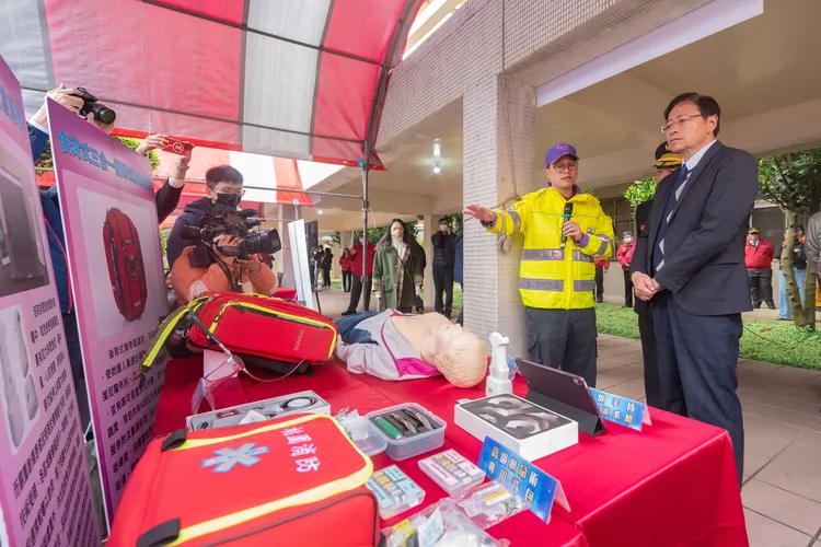 張善政參觀消防科技器材展示。桃園市府提供