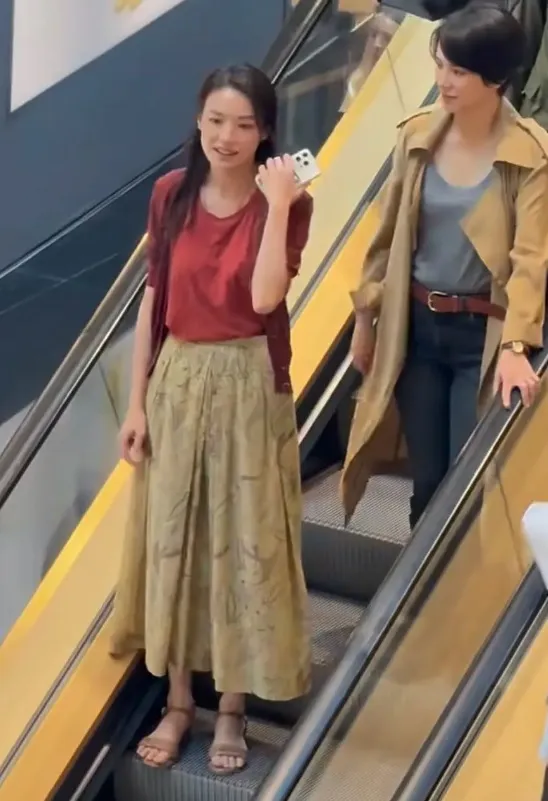 2人不時聊天。翻攝黑馬·美眉微博