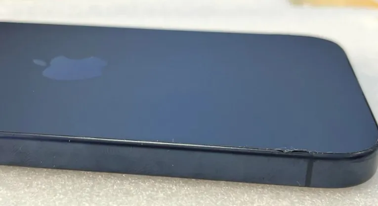 蘋果用戶反映iPhone 15 Pro背膠剝落(右下)。翻攝mr_rakue的reddit