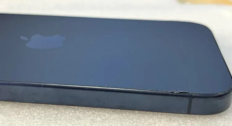 蘋果用戶反映iPhone 15 Pro背膠剝落（右下）。翻攝mr_rakue的reddit