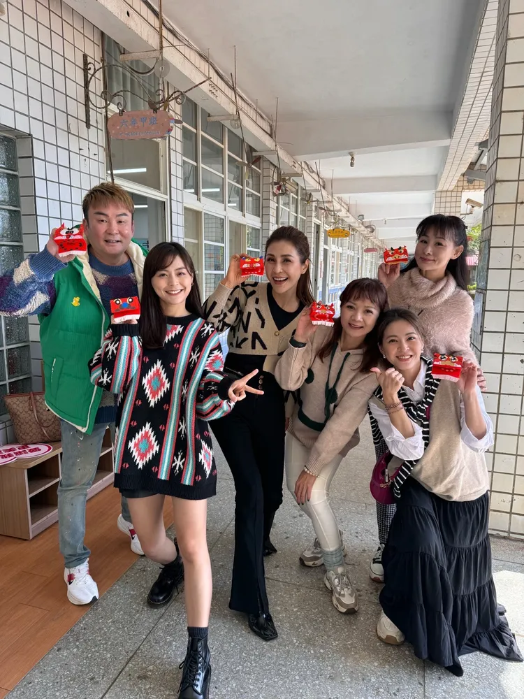 洪毛（左起）、方琦、梁佑南、高欣欣、蘇晏霈、兵家綺開心到校園陪伴孩童手作紅包年獸。民視