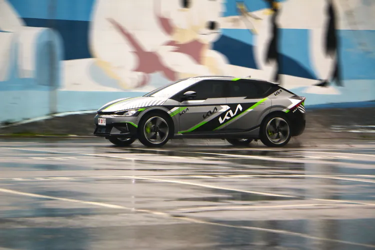 EV6 GT採用的是前160kW、後270kW的雙馬達四驅設定，0-100km/h加速只需要3.5秒就能完成。林浩昇攝