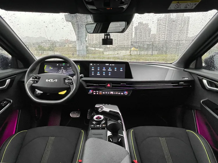 在既有前衛感十足的氛圍中，EV6 GT同樣配置雙12.3吋的曲面螢幕，並加入多項專屬跑車化特徵。林浩昇攝