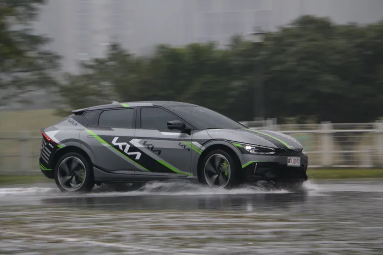 將EV6 GT電門用力踏下，車輛無聲奔出、窗外景物迅速模糊，這番景象雖似好不真實，卻讓體內誠實地迸發大量腎上腺素。林浩昇攝