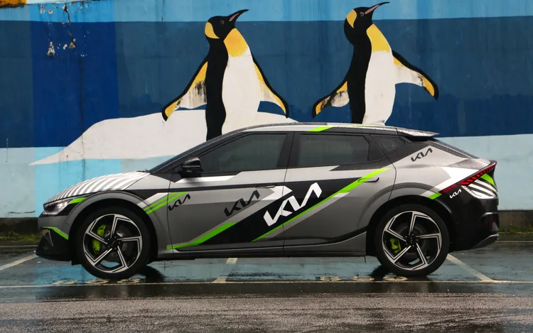 黑色A柱創造出的懸浮車頂視覺，搭配向後削斜的車頂及高翹的車尾，EV6 GT在轎旅化的車格當中，仍創造濃厚的運動風味。林浩昇攝