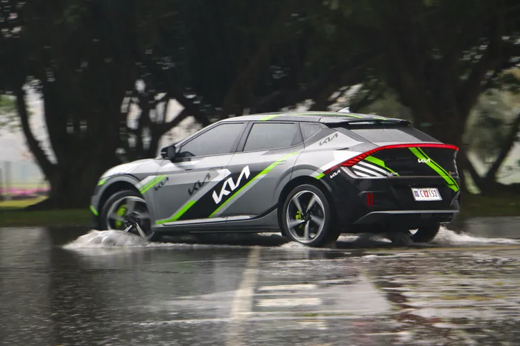 EV6 GT的轉向精準度、甚至是後軸循跡能力出奇靈巧，且懸吊在行經破碎路面的吸震能力自信而不生澀，即使是大雨中也自帶高度操駕信心。林浩昇攝