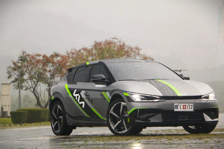 Kia EV6 GT在既有低趴流線的車頭設計，搭配天使之翼形象的LED頭燈組之外，也針對保桿左右設計進行微幅修飾。以性能化車款來說，算是相當低調內斂。林浩昇攝