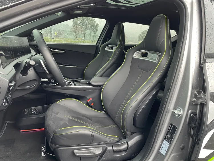 一體式的跑車桶型座椅採用麂皮與素面皮料包覆，搭配螢光綠的跳色縫線相當搶眼，支撐性與包覆性也相當優異。但僅有手動調整是比較可惜的地方。林浩昇攝