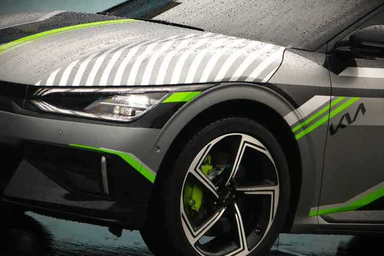 EV6 GT採用專屬21吋雙色輪圈之外，螢光綠塗裝的四活塞煞車卡鉗更是不容忽視的性能特徵。林浩昇攝