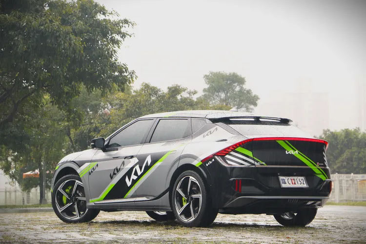 車尾同樣呼應車頭，將保桿上的紅色反光片改為兩道垂直樣式，並強化下方分流器造型、尾門加上GT專屬銘板。林浩昇攝