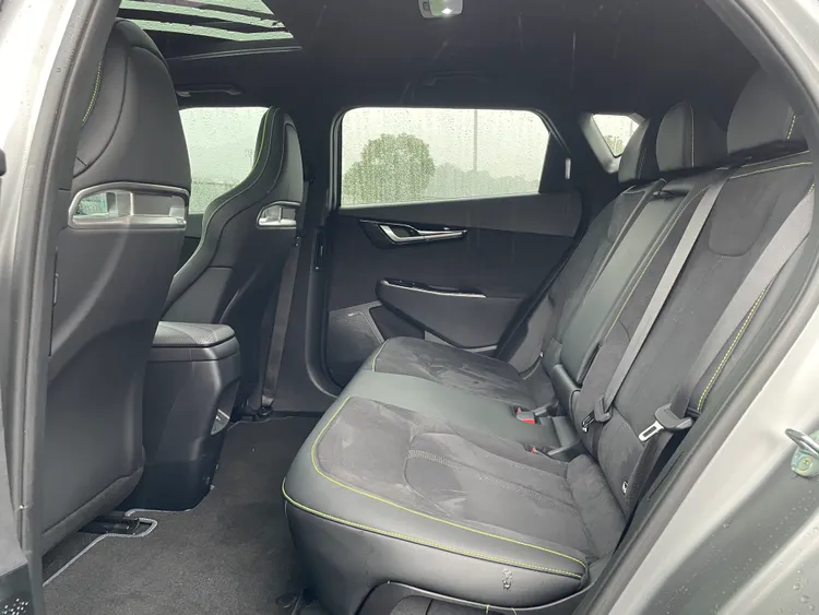 雖然性能實力驚人，但EV6 GT在空間規劃仍是一台足以應付家庭時光的稱職休旅車化車款。林浩昇攝