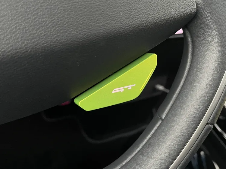 方向盤上的GT模式按鍵，開啟之後車輛就會進入最熱血的動力全開狀態。林浩昇攝