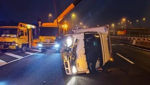 國3台中段大貨車追撞小貨車　害側翻釀1駕駛腳傷送醫